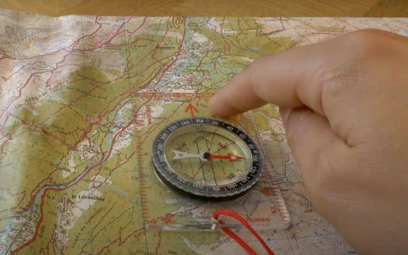 trouver le nord sur la carte et aligné la boussole