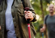 marcher avec des batons de marche