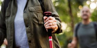 marcher avec des batons de marche