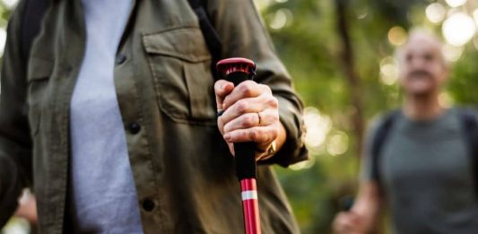 marcher avec des batons de marche